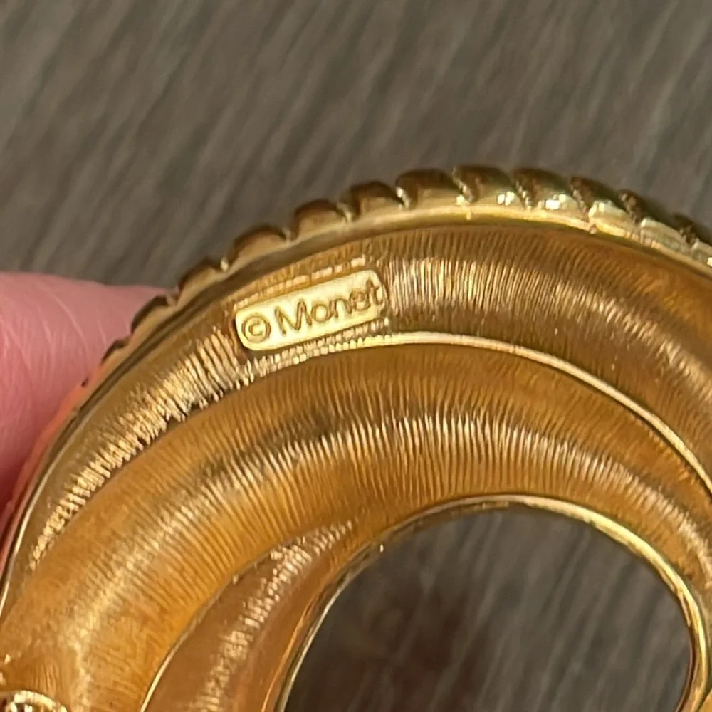 Vintage Monet Gold-tone Ribbed Swirl Brooch - Pin